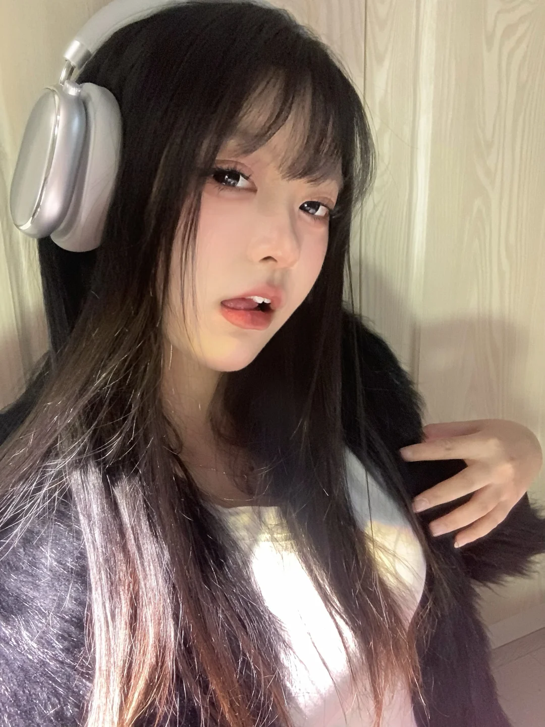 我抛了个硬币 闭眼许愿反 正都会幸福