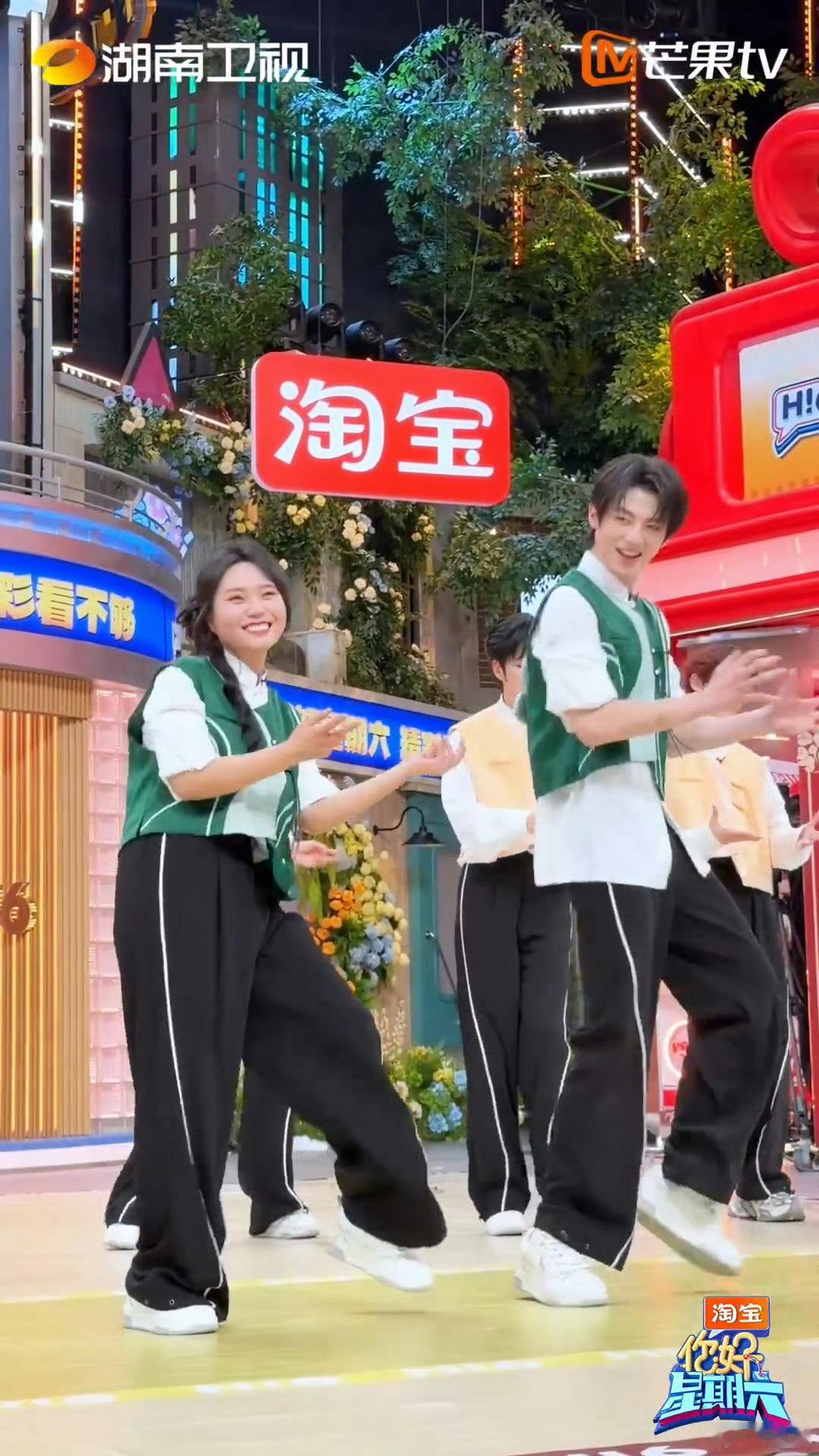 李雪琴赖伟明双人舞年下感拉满周六的快乐密码被李雪琴和赖伟明狠狠拿捏!他们共舞《桃