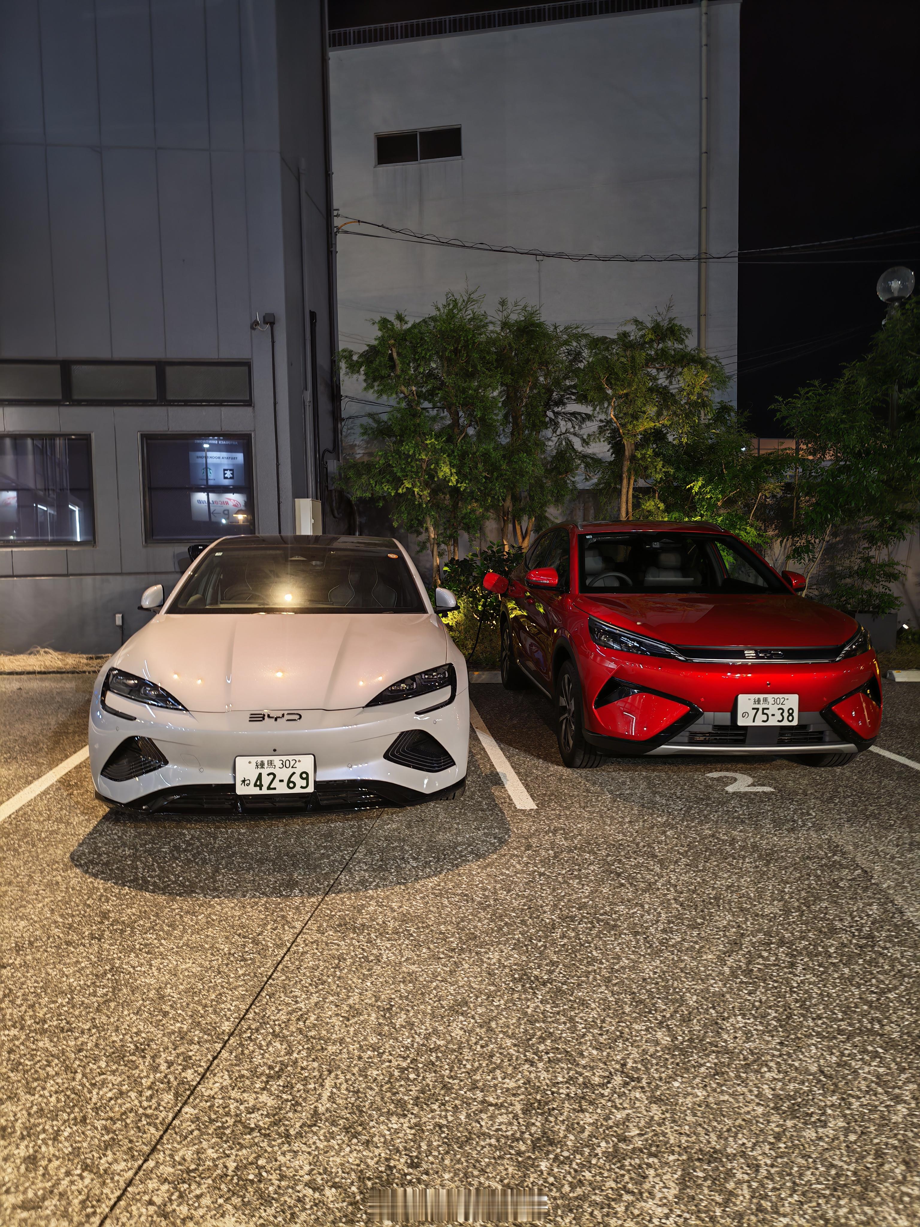 比亚迪在日本挺自信的东京其中一间经销店放在港区的A-PIT autobacs和r