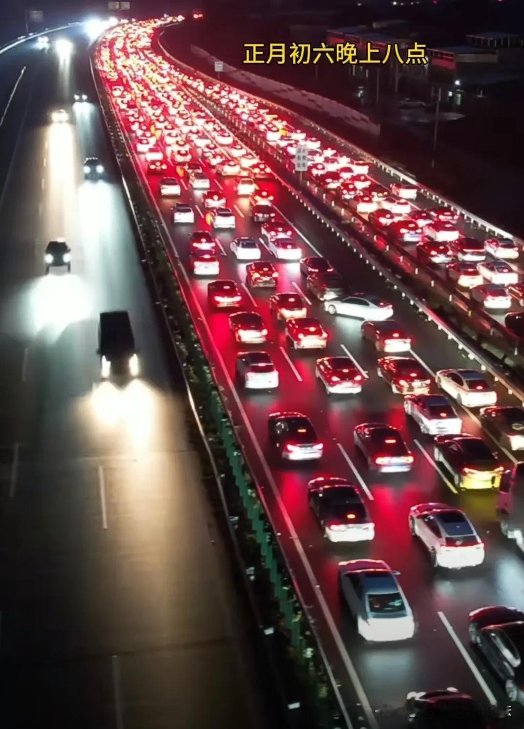 #一张证明返程复工的照片#在高速公路上遭遇堵车，那种感觉就如同一条蜿蜒曲折的龙灯