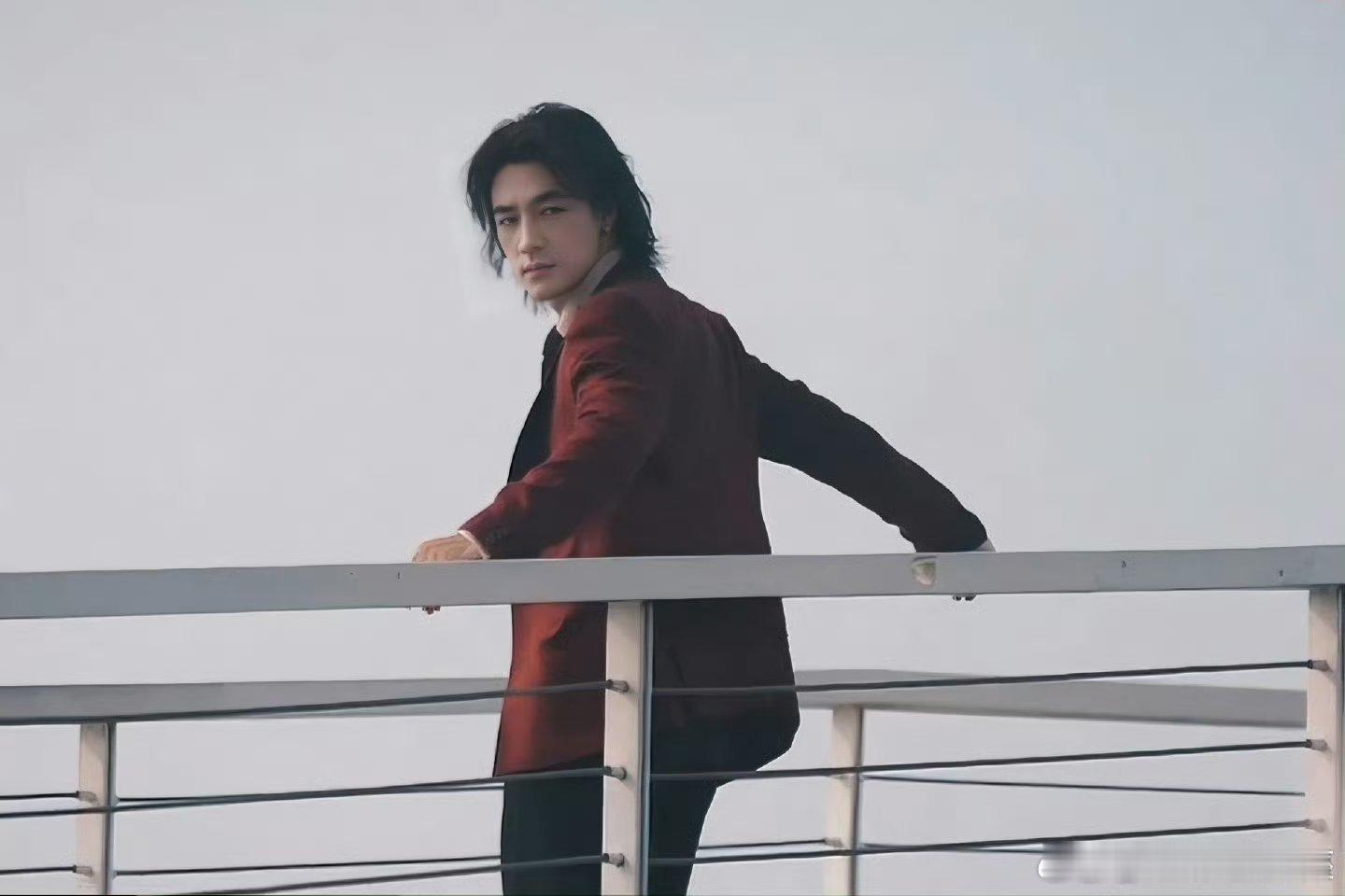 此沙年度青年演员 此沙用实力赢得年度青年演员称号，成长轨迹清晰可见。带着这份肯定