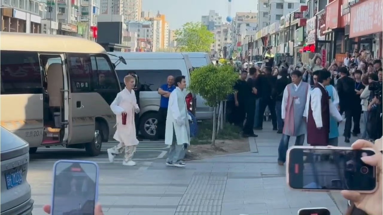 鹿晗入乡随俗鹿晗朝鲜服造型鹿晗完美诠释入乡随俗，换上朝鲜族特色服饰毫无违和感，尊