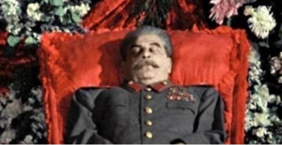 1943年，赫鲁晓夫儿子被判枪决，他为救儿子竟两次向斯大林下跪，尊严尽失，但最终