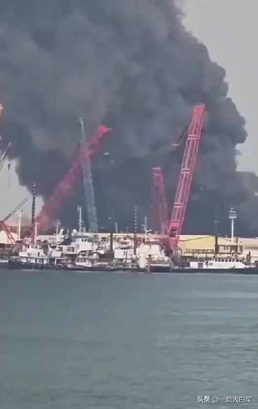 美军瞒不住了！炸航母基地，炸11亿美元雷达，几十万吨燃油被点燃

当地时间2月2