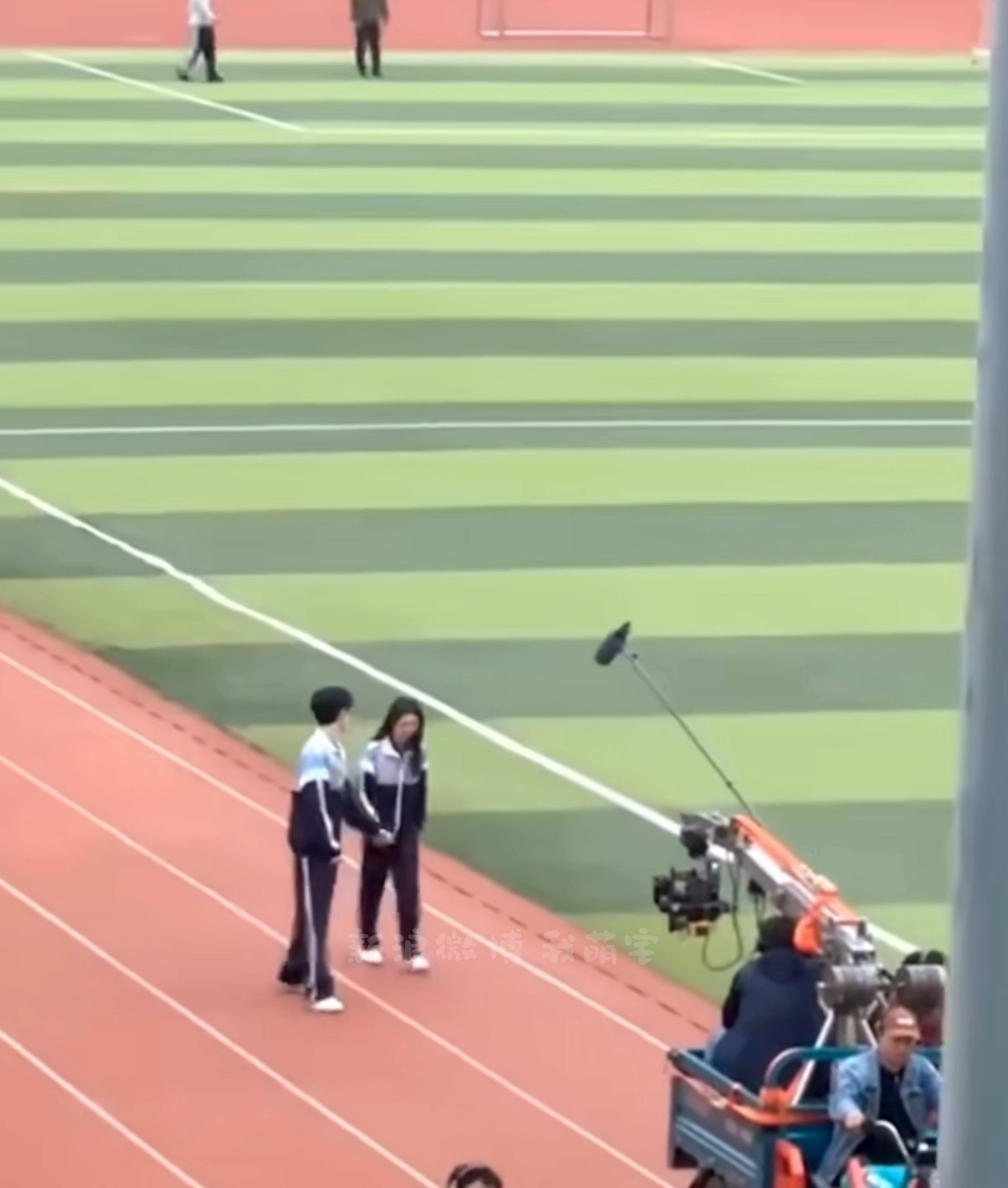 啊啊啊谁懂这个视角… 小说照进现实 就像真实存在 然后小情侣打情骂俏被拍下来即视