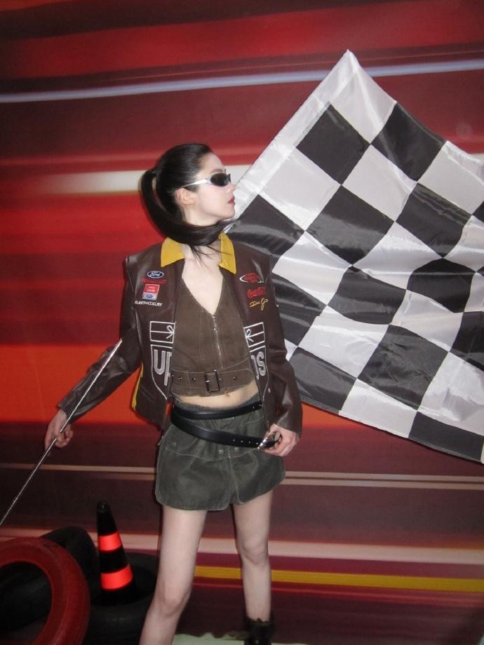 皮夹克配墨镜，梳高马尾显酷飒利落——向涵之。每日明星美图分享