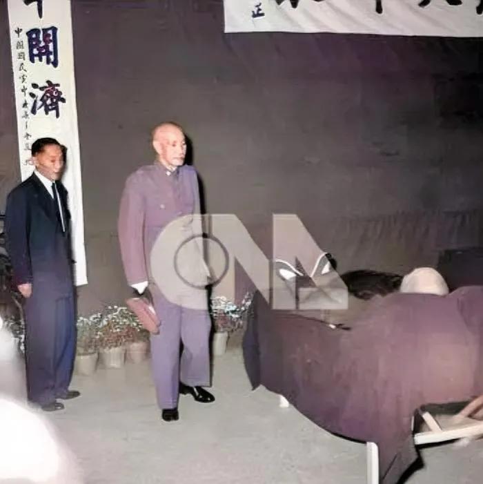 1953年，国民党元老，吴稚晖病亡，一张罕见的遗容，照片中的他躺在灵台上，蒋中正