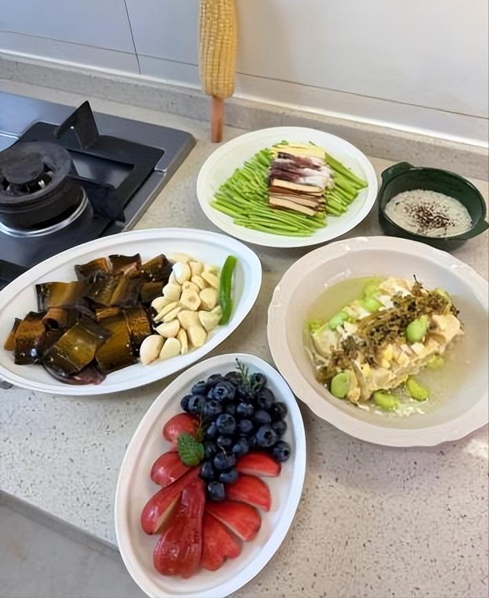 年已过完，钱也花完！
大荤之菜最近不适合出现在餐桌上了，
都已立春，就不必执着于