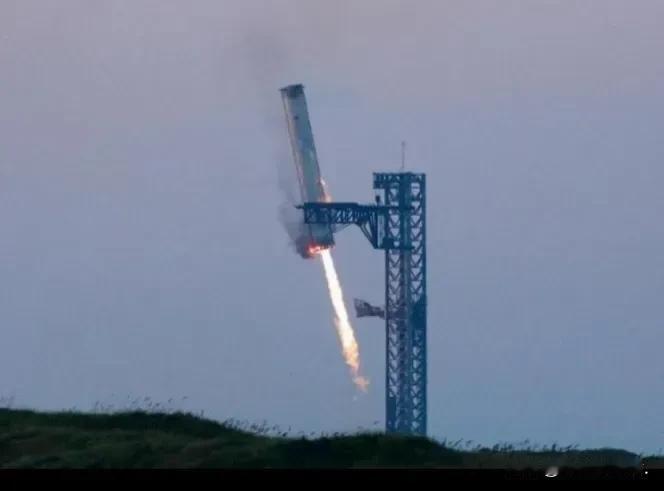 SpaceX“筷子”首次成功夹住助推器。SpaceX 星舰第五次试飞取得圆满成功