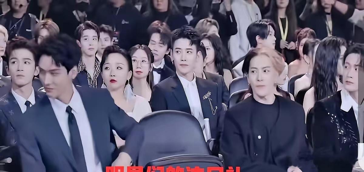 五亿人刷屏，只因一条裙摆。​​​迪丽热巴往红毯一站，镜头就自动对准她，龚俊弯腰帮