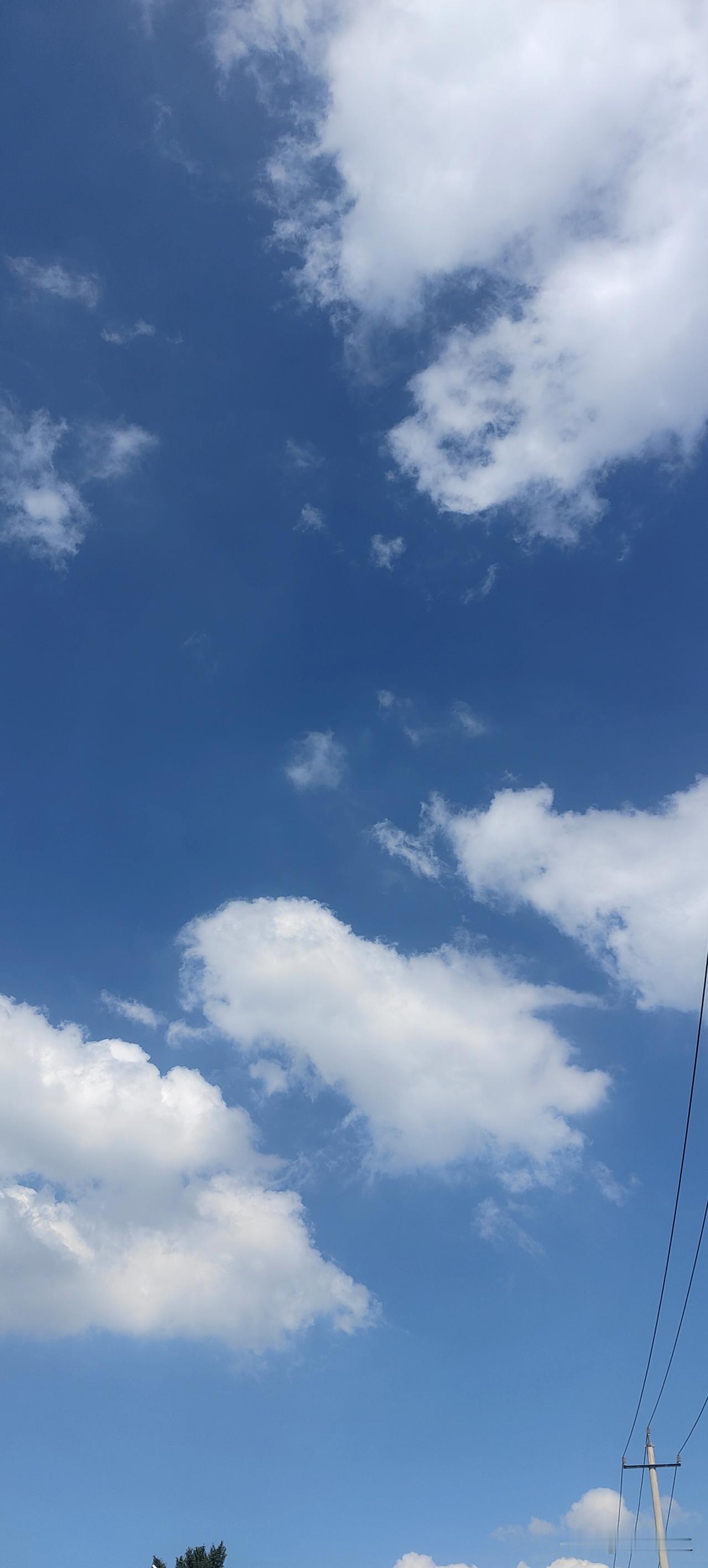 婆婆给我打电话问我开空调没，这几天天热。
我说：孩子在家，开着那。
婆婆说：这几