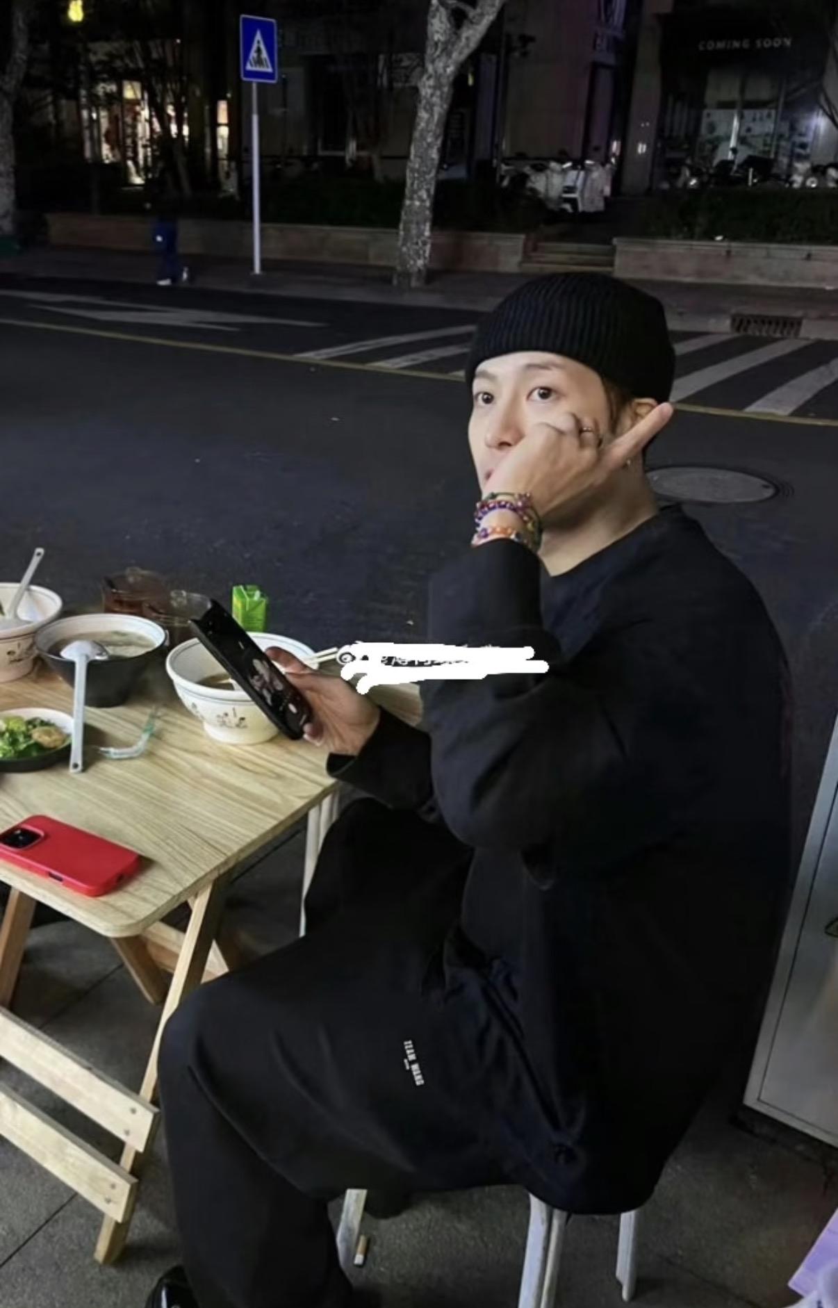 王嘉尔在上海吃路边摊，真的是好接地气啊！还能在这种桌子装扮的餐馆的偶遇到他，之前