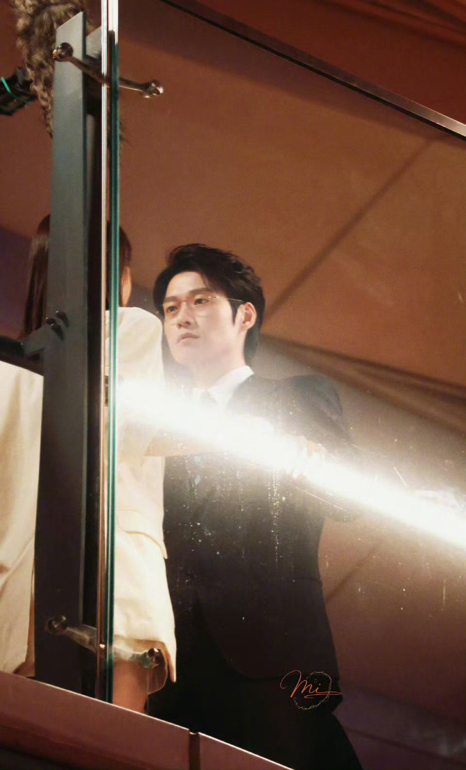 魏大勋十日终焉角色适配度 金丝眼镜+西装革履，魏大勋往那一站就是楚天秋本秋。笑里