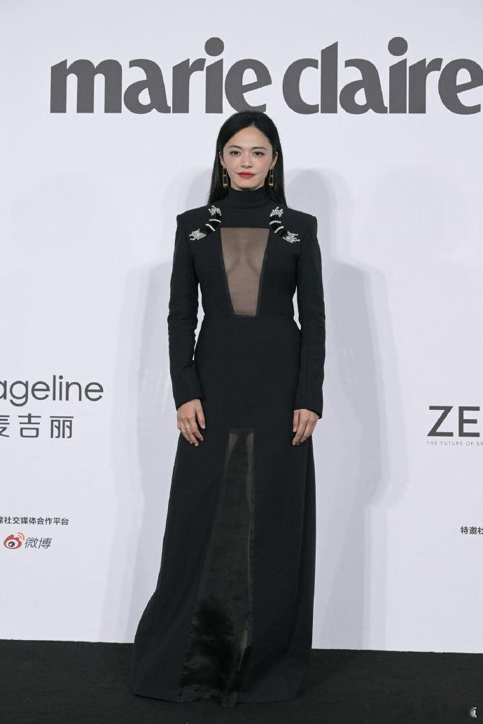姚晨 你高定真的没穿反吗  宝子们，姚晨的嘉人活动造型太绝了！高定礼服正面真空深