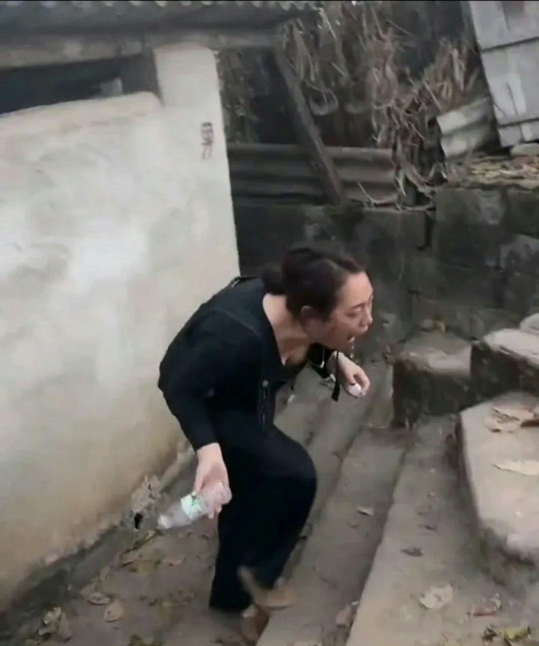 这就是上厕所玩手机的后果  