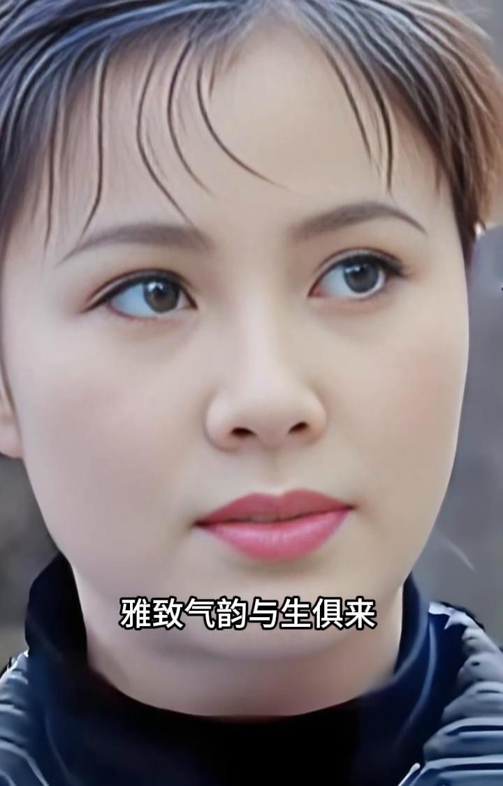 素颜尽显天成姿色，雅致气韵与生俱来。深耕影视的于小慧演技扎实多变，细腻演绎温婉柔