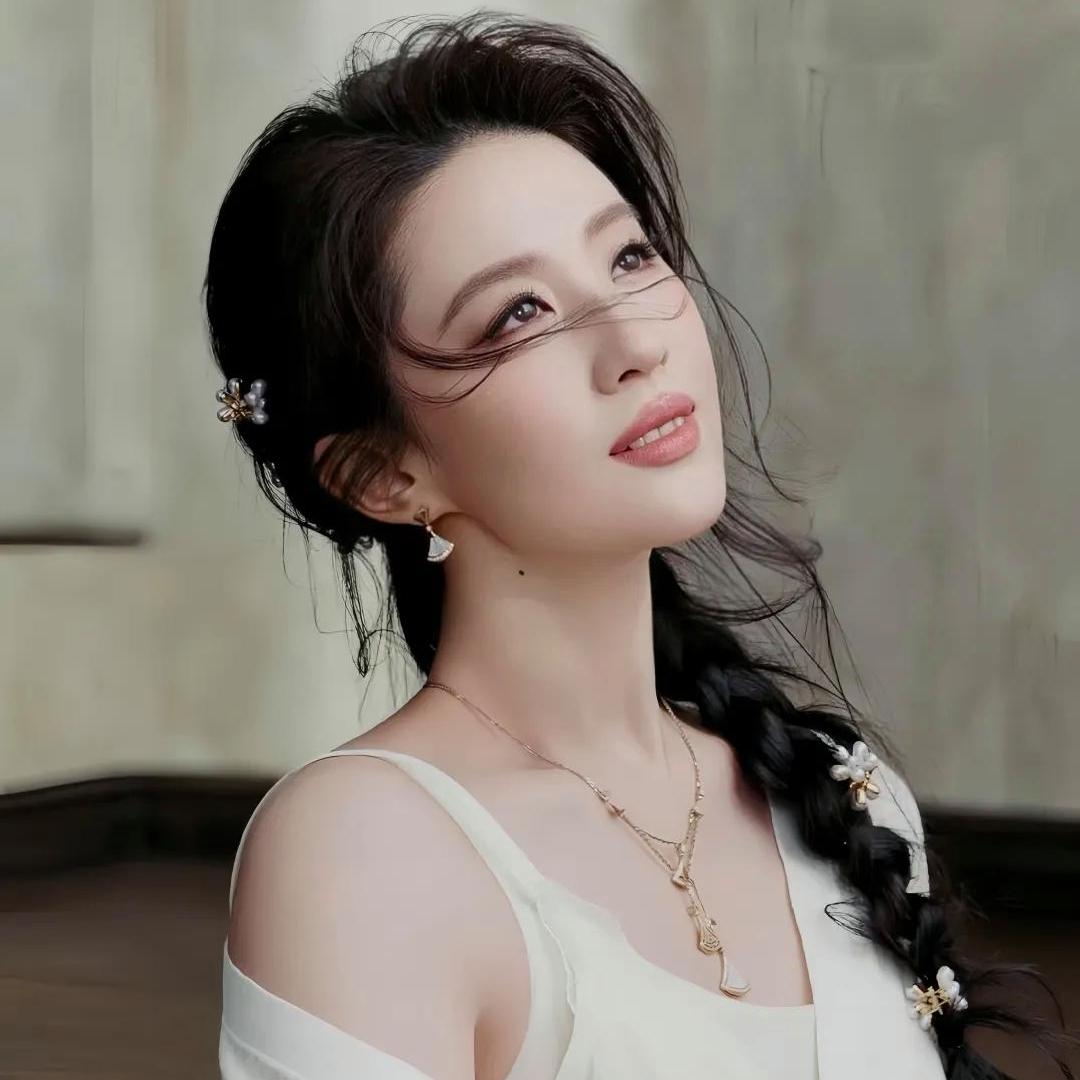 刘亦菲高清神颜，
清冷绝艳到骨子里，
自带高冷滤镜，
高清镜头下更是无可挑剔。