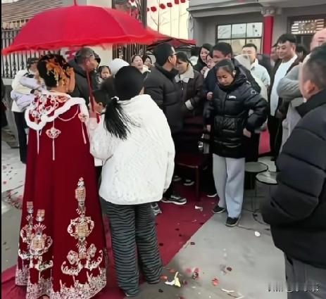 近日，江苏一婚礼上，新娘刚接到男方家门口，新郎的哥哥们就堵住了门，要求一小家给一