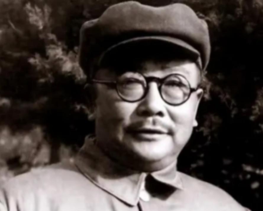 1957年10月25日，李克农吃完午餐后，自感头昏，便想出去透透空气，刚迈出门槛