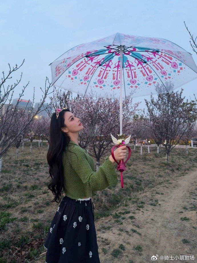 张馨予碗比头大张馨予用盆吃面碗具size惊人，干饭场面超实在，随性自在的状态让人