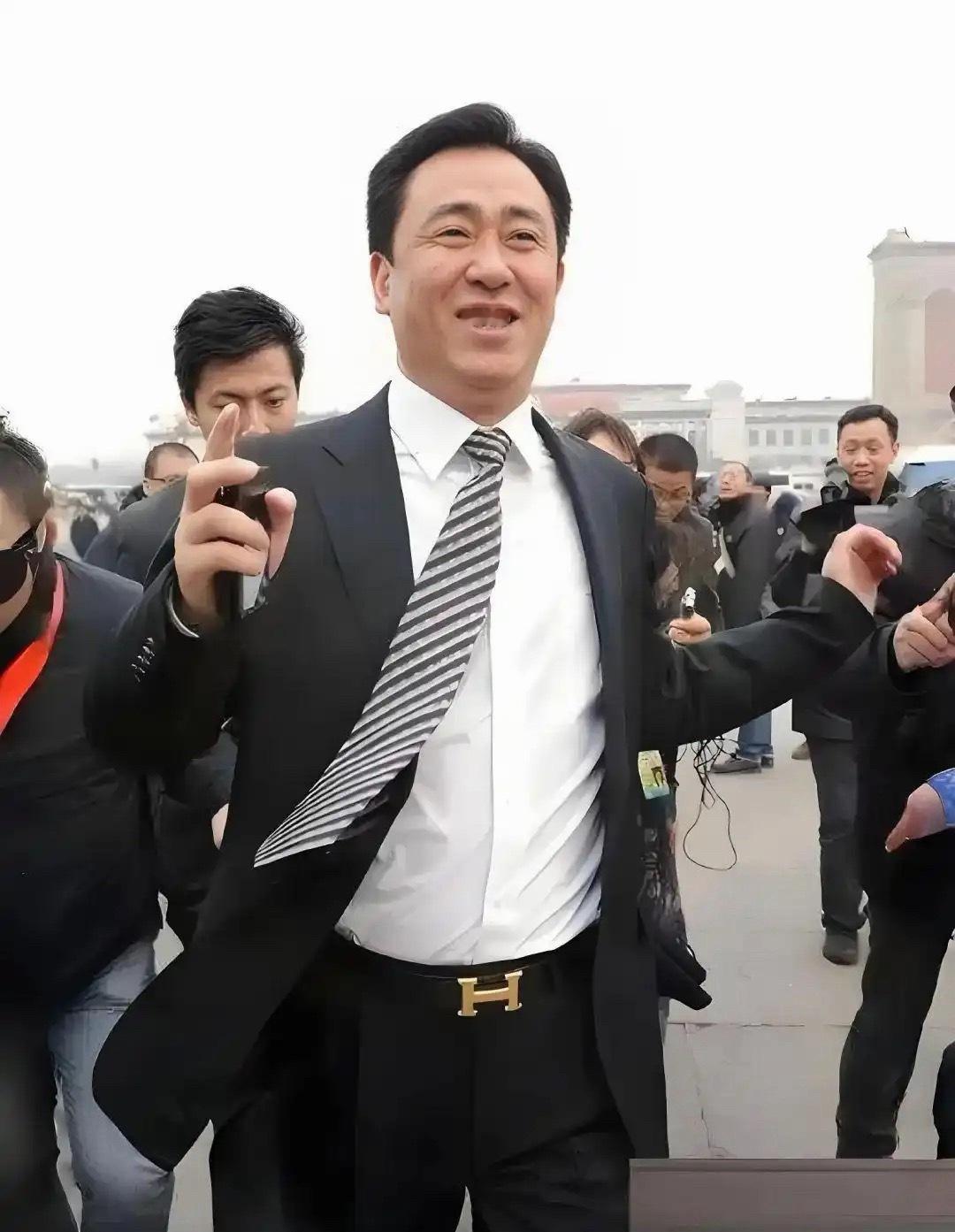 当年那条系在腰间的爱马仕皮带，一度成了许家印最有辨识度的标签。那时候的“皮带哥”