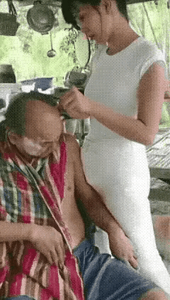 虽然设备简陋了点，但看上去，这家理发店老板娘的理发手艺还是不错的！
今天下班我也
