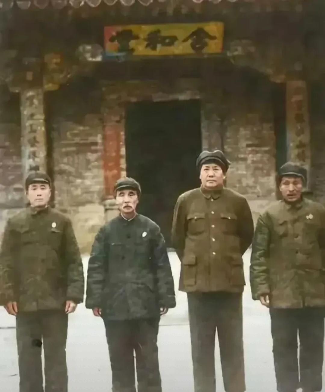 毛主席请儿时的玩伴张有成做客，没想到他拒绝了，托人再次请他。

新中国成立没多久