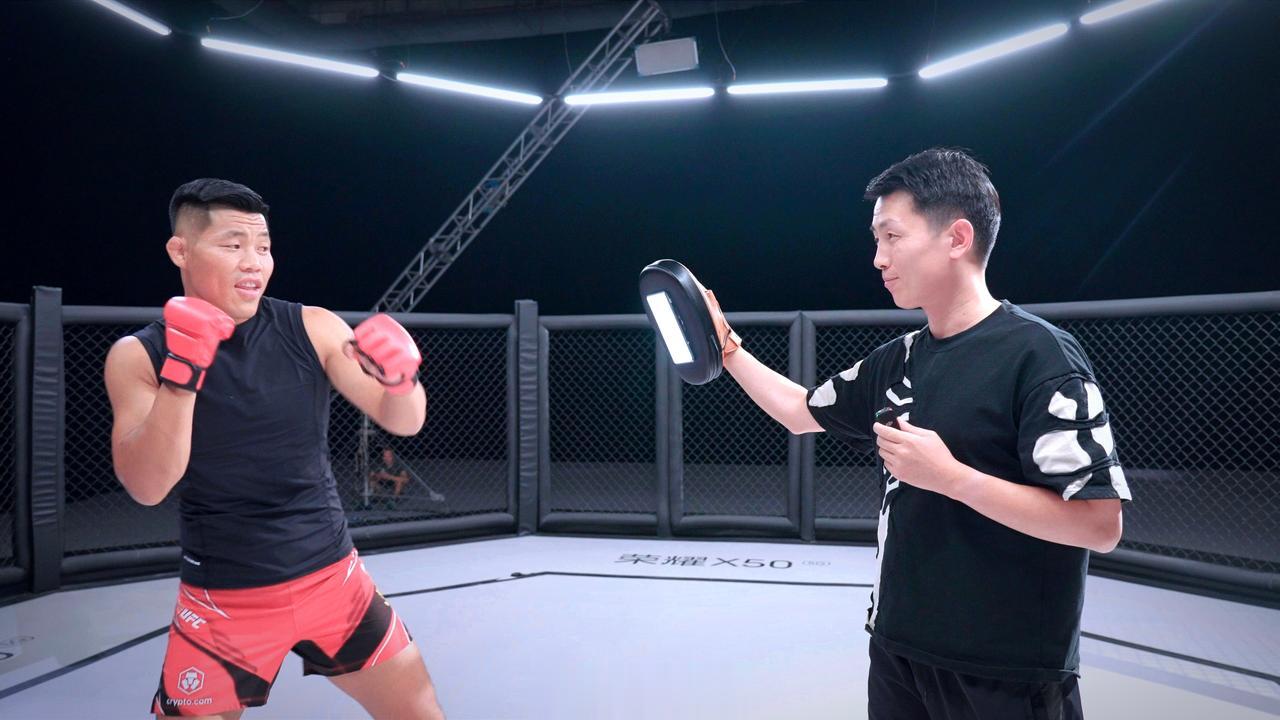 前段时间跟李景亮一块测试荣耀X50的硬度。

我把手机固定在手套上，亮哥用KO级