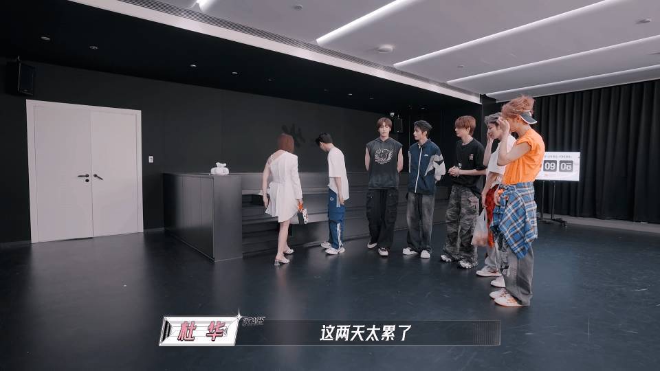 #乐华男团职场状态演我# 职场人态度满分，给老板垫衣服送水，杜华看来很满意boy