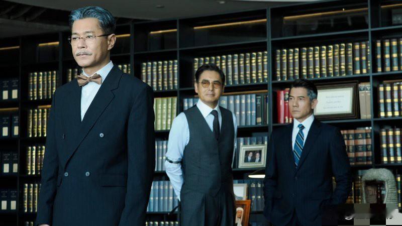 《寒战》系列从警队权力内斗层层深挖，最终把所有阴谋根源直指大英帝国幕后操控。这就