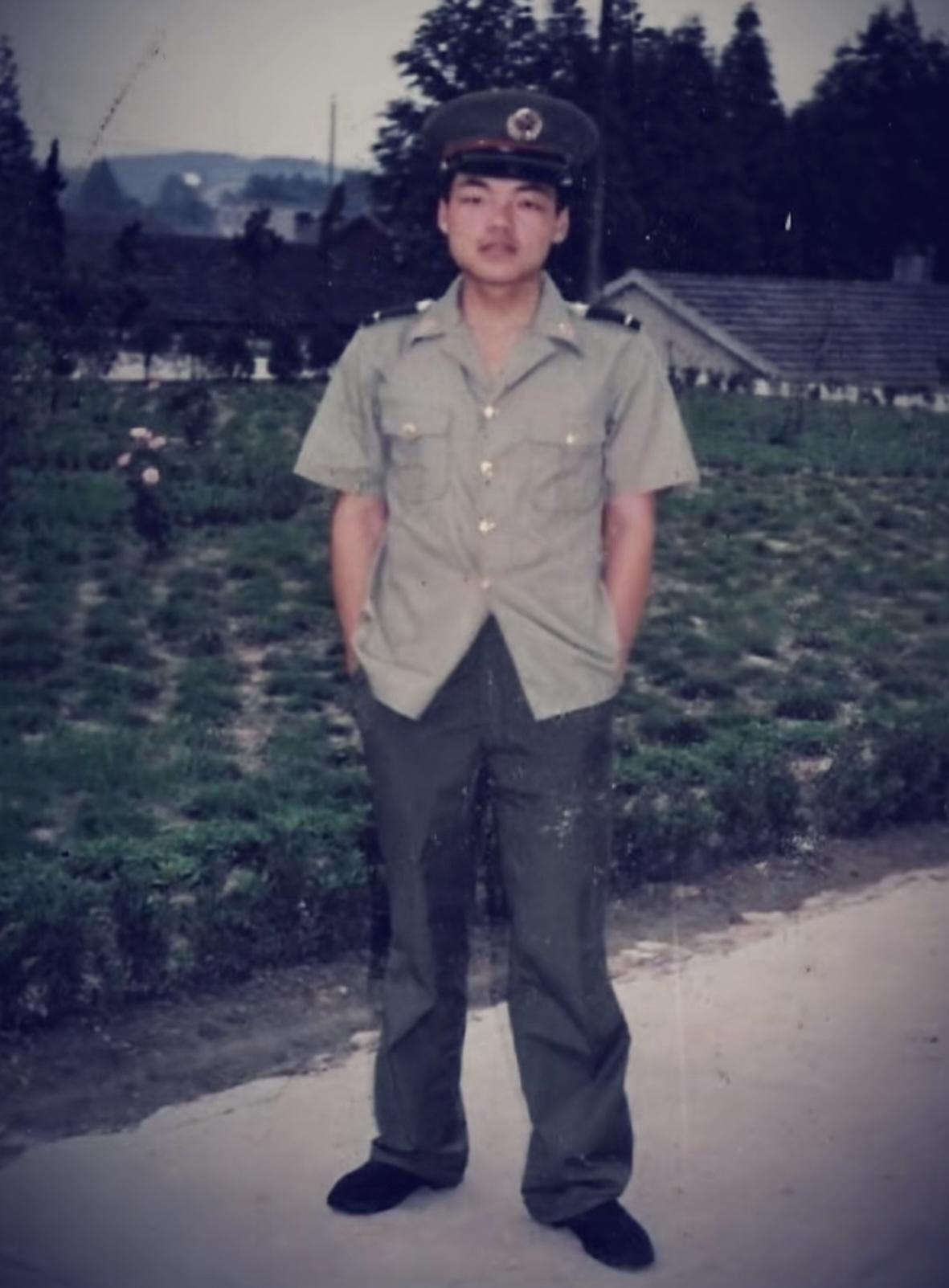 问一个问题，为啥当兵的拍照片都喜欢把双手插在裤兜里，天南海北都一样，这是什么心理