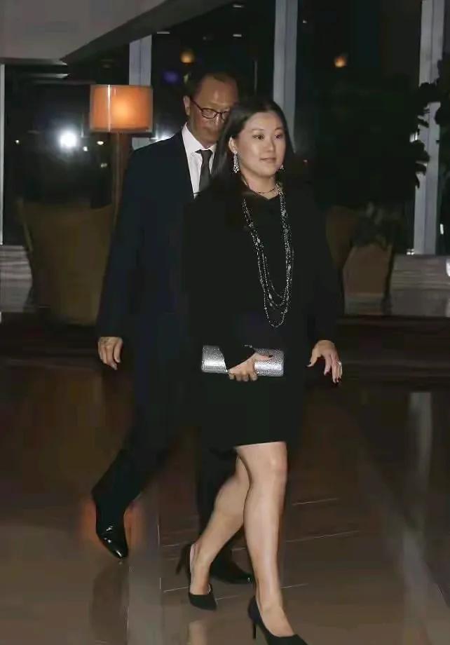 伏明霞的女皇气场真的是太强了
能走出这种步伐的人在生活中往往会很强势，主见极强，