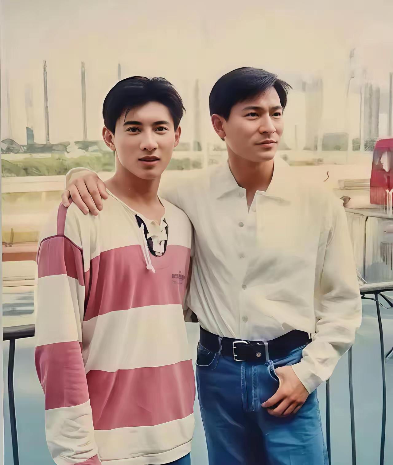 两个朋友在阳台上合影。左边👈🏻的是台湾的吧？