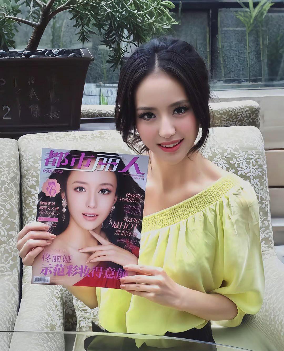 早期的佟丽娅真的是太美了！美而不媚，五官楚楚动人，气质上又有一种倔强的感觉。
