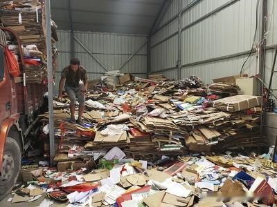 卖过废品的人都知道，收废品的没有几家称是准的。有人说卖废品的里面夹石头砖头，其实