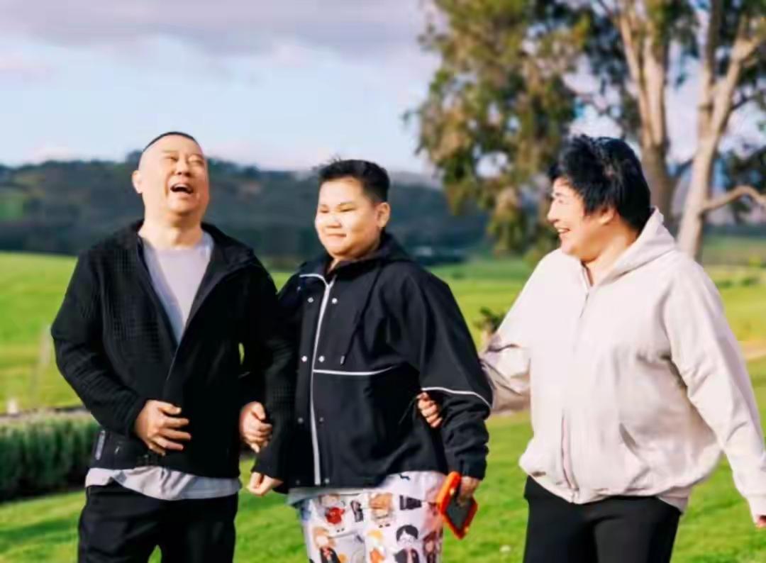 郭老师一家三口开怀大笑，超有感染力！“儿女嬉笑牵人衣，仰天大笑出门去”。近日郭老