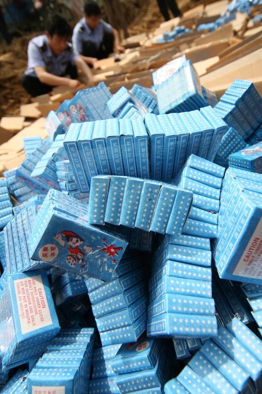 2月21日，广东一幼童把摔炮当糖果塞进嘴里，摔炮瞬间爆炸，孩子舌头被炸伤。当时妈