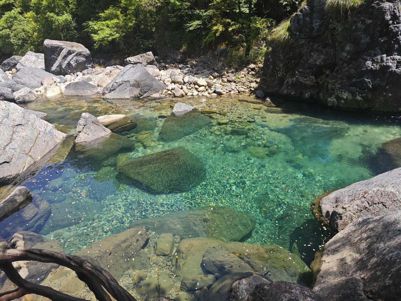 周末带娃出去溜了一圈，发现这里青山绿水真的好美，不愧是“皖南小九寨”，值得一游！