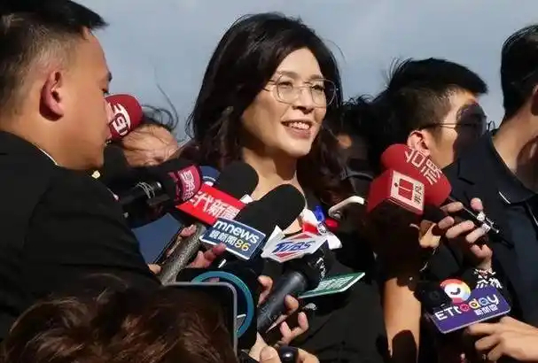 郑丽文6月将访问美国郑丽文此前受访时称，台湾不该陷入"二选一"的错误逻辑，真正重