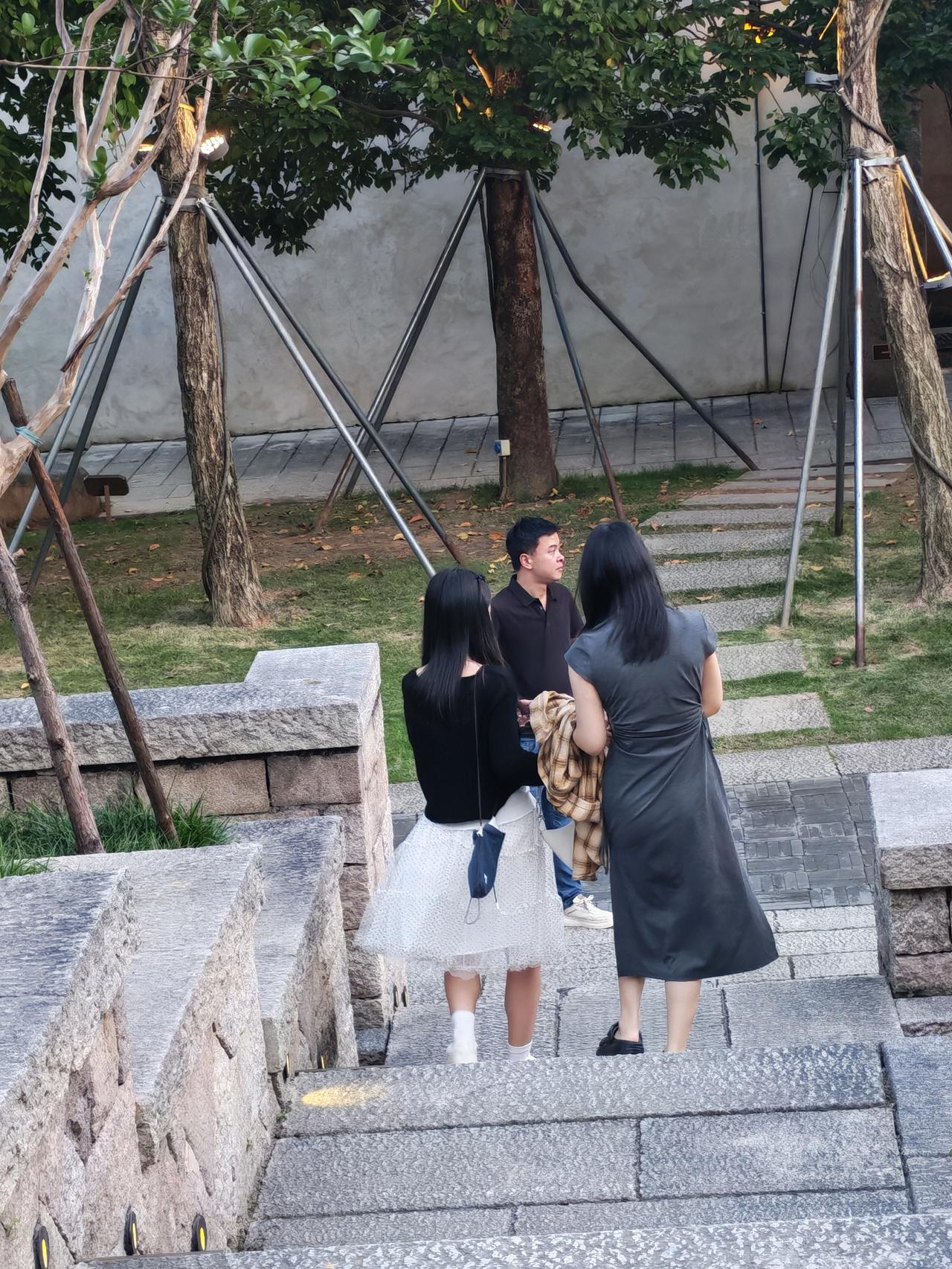 女人怎样穿搭，更显气质