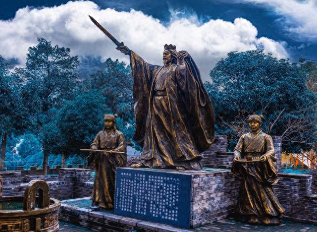 诸葛亮和汉献帝同年出生.同年去世？三国里这巧合，细想让人寻味