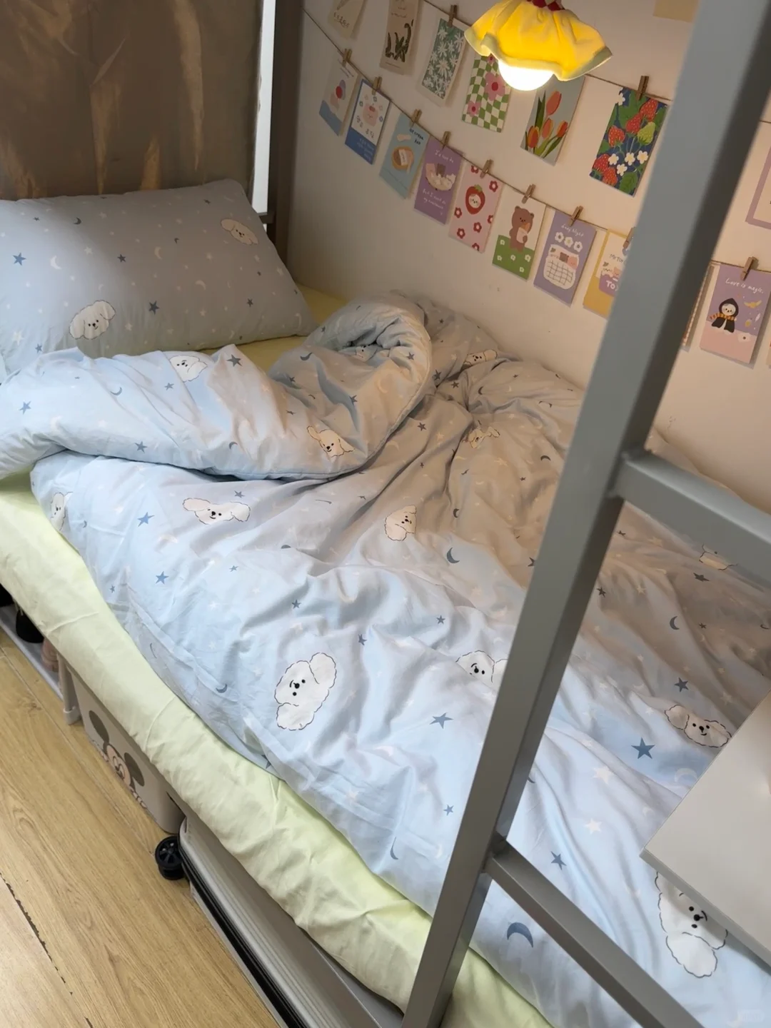 给你们看看我的床铺