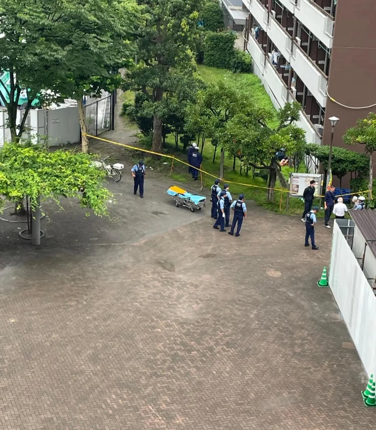 现在父母太没有人性了！
我的小区这两天发生了一件让人痛恨的事！有一个小女孩从20