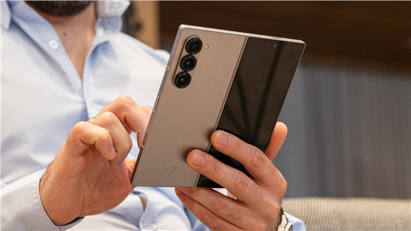 三星首款三折叠9.96英寸主屏 电池不到5000mAh，玩把游戏就该充电了 ​​