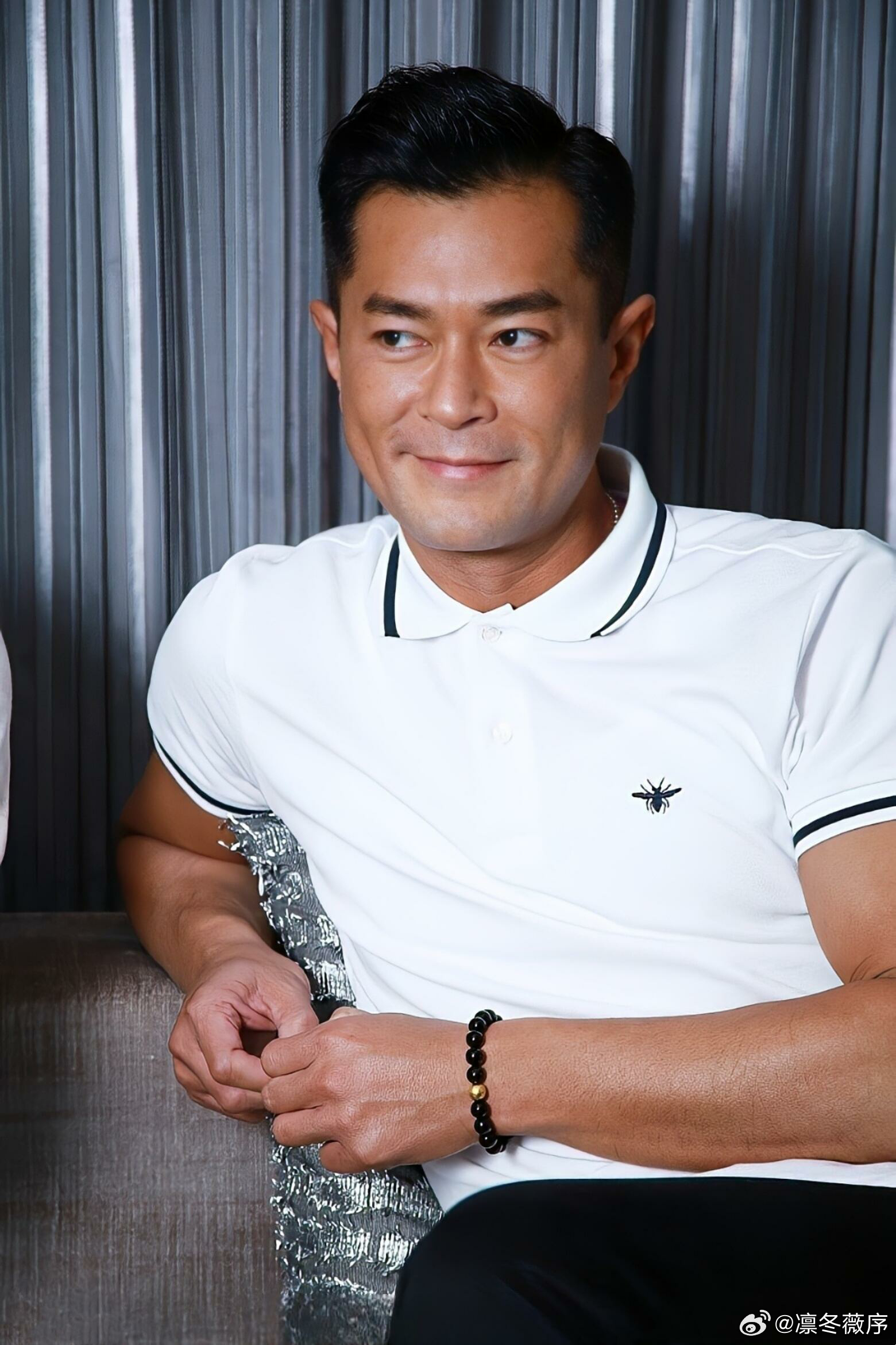 周润发古天乐终于在寒战合作上了银发西装眼镜造型搭配两位男神的气场，光是同框画面就