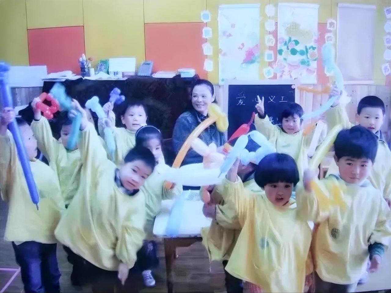 女儿给了我一次为小朋友做义工的机会，我从儿子那里学了做汽球玩具的方法，去教女儿带