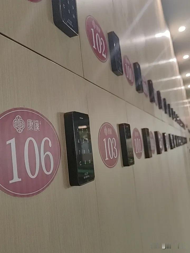 这段时间，孩子们开学了。一个问题就出现了。本来很热闹的球厅一下子就清冷了许多。
