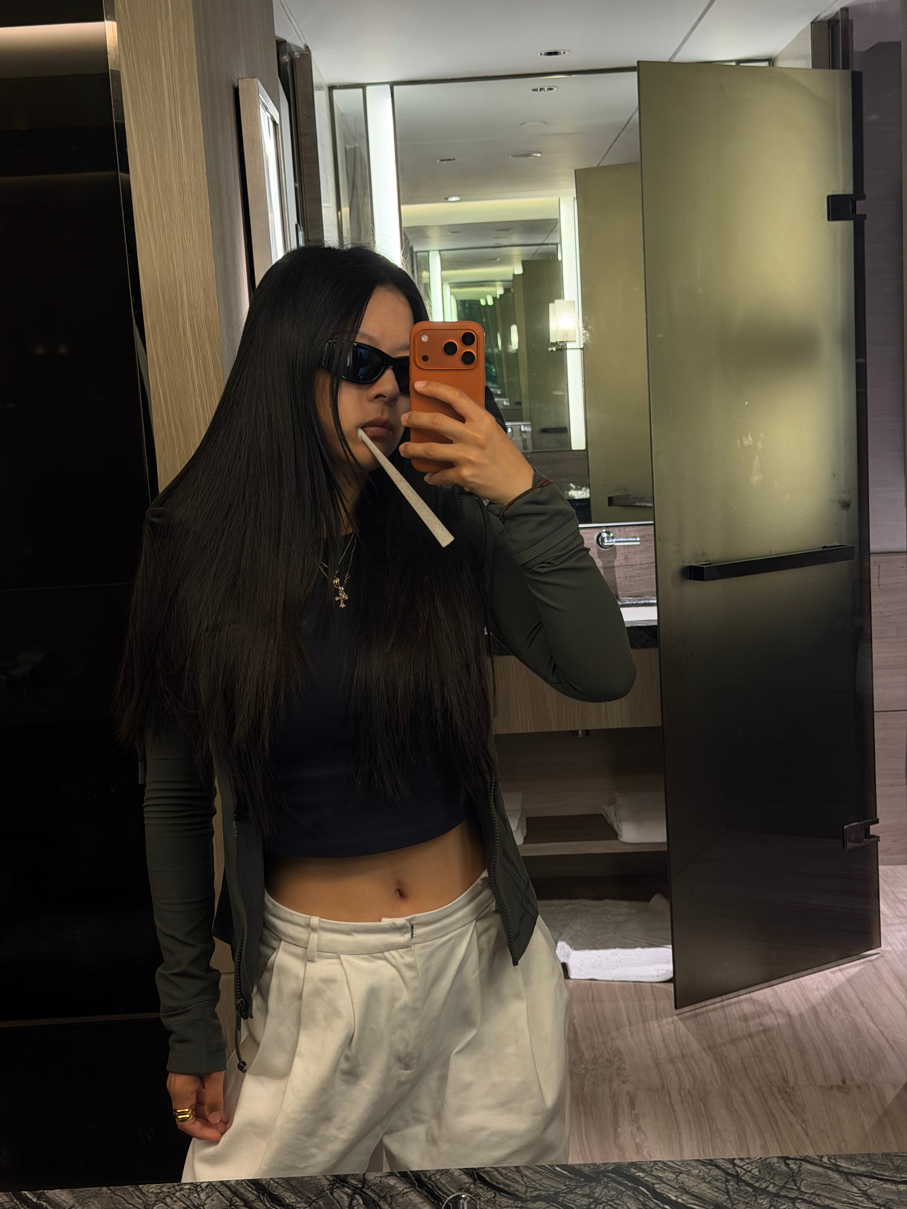 早上刷牙的时候突然想模仿一下Jennie对镜拍拍完搜Jennie照片发现动作摆错