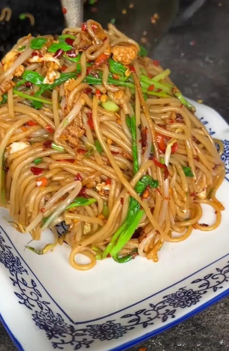 和广东的同事讨论大家家乡的美食，我说江西的炒粉很好吃，每次回老家都一定记得要去炒