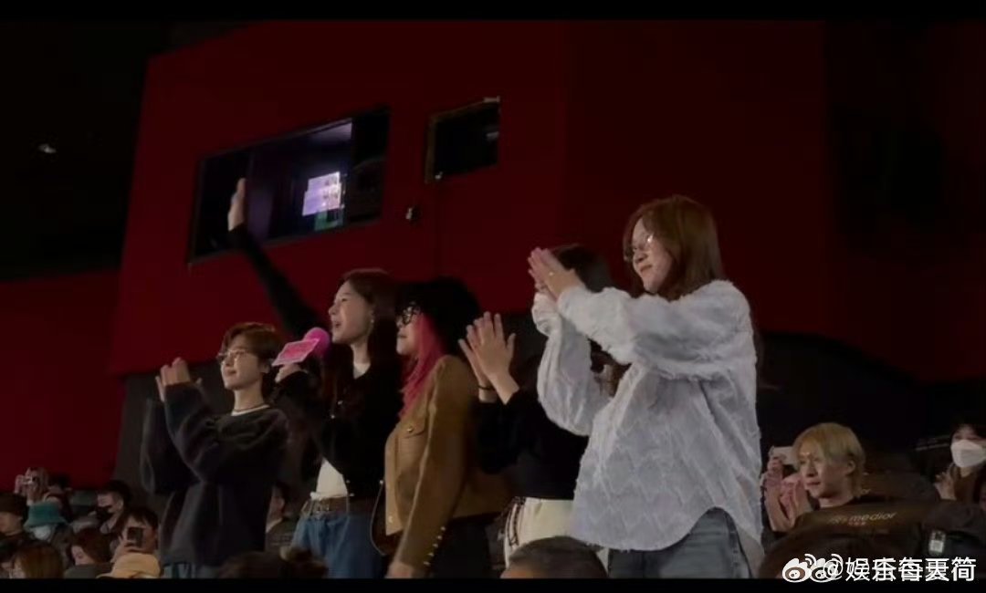 金晨新片首映礼浪姐团建  金晨新片首映浓，浪姐相伴情重。郁可唯赞幽默，沈梦辰说把
